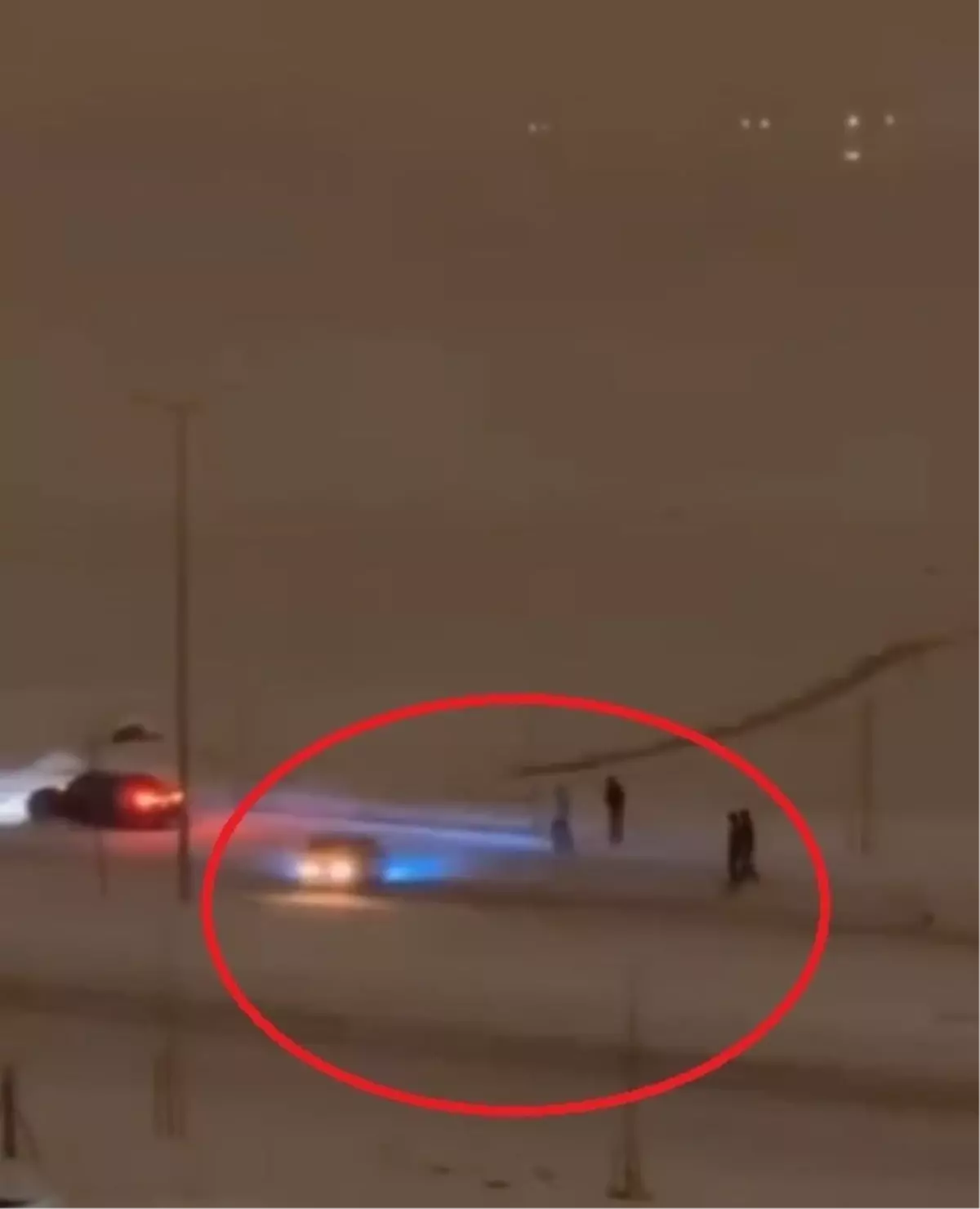 Otomobili ile karlı yolda drift yapan sürücü kamerada