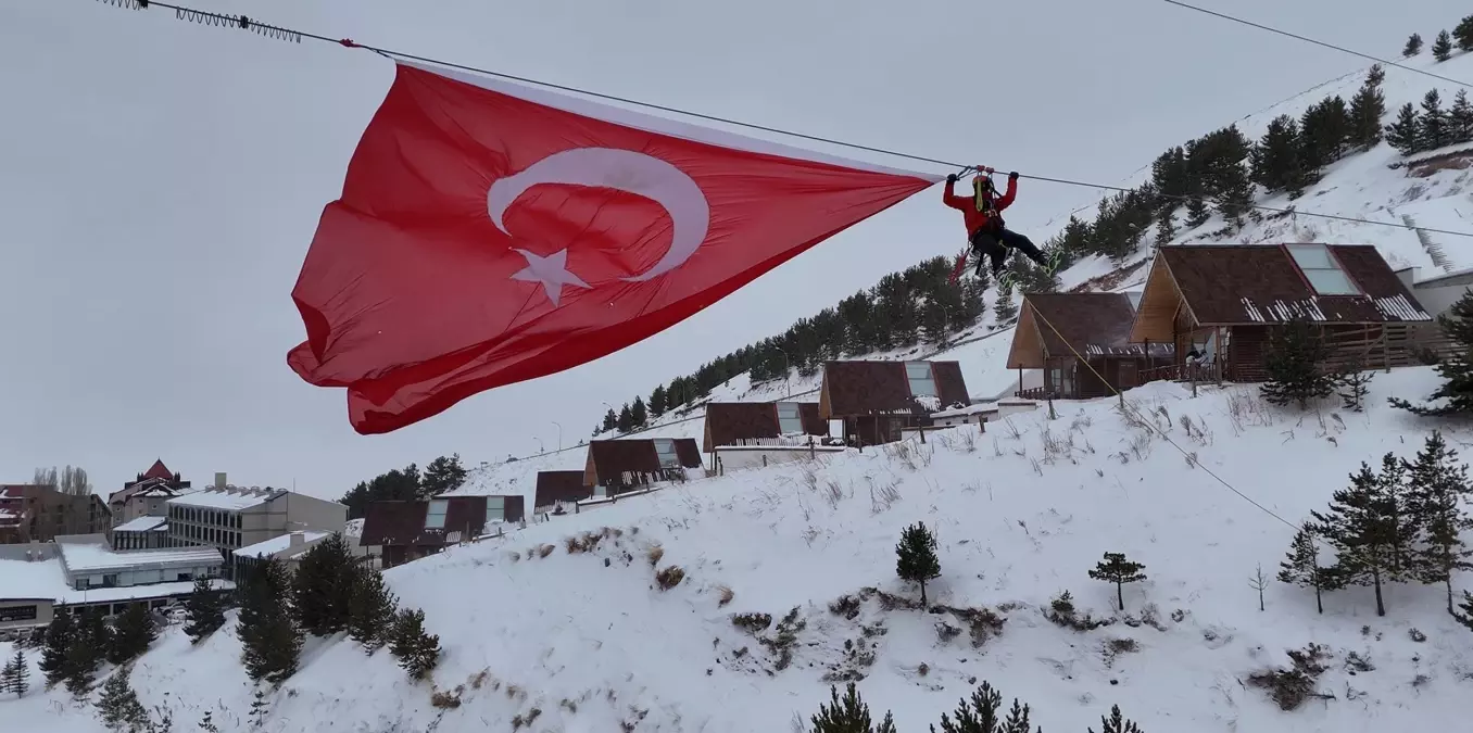Palandöken'deki zipline hattına dev Türk bayrağı astılar
