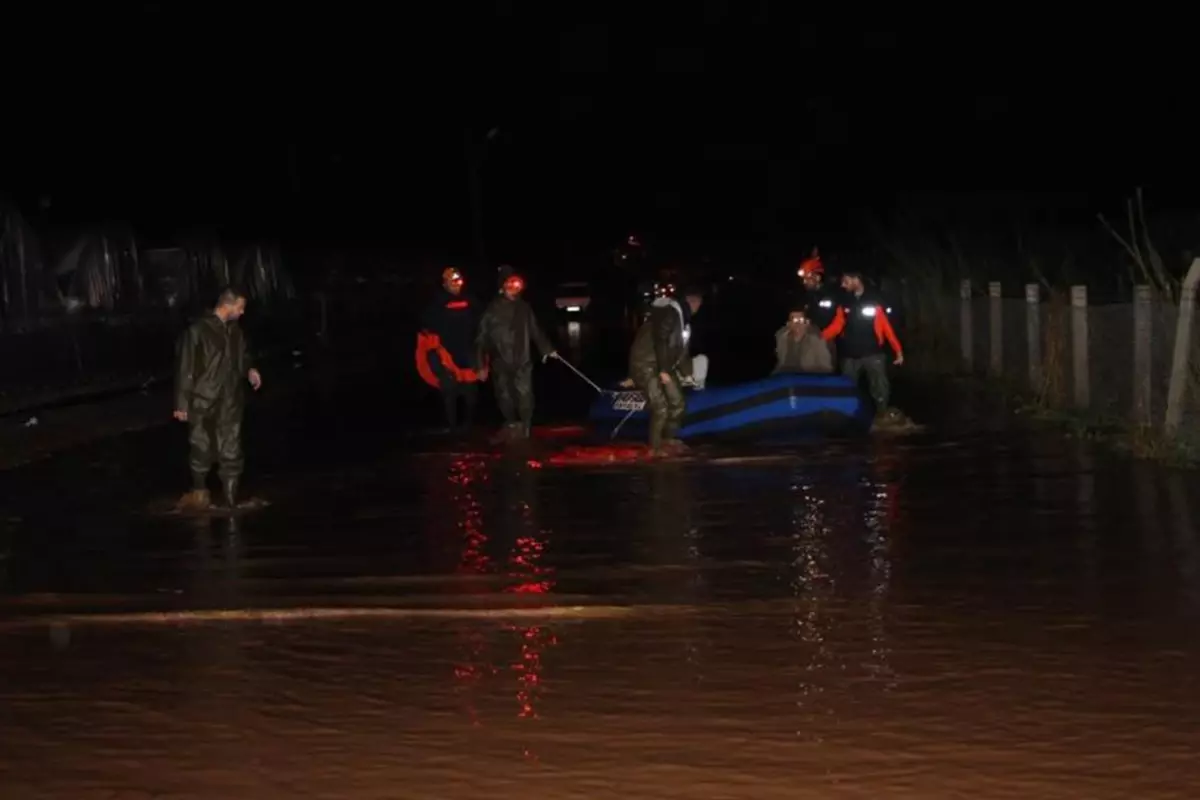 Sağanak yağış afet getirdi! Mahsur kalanlar botla kurtarıldı