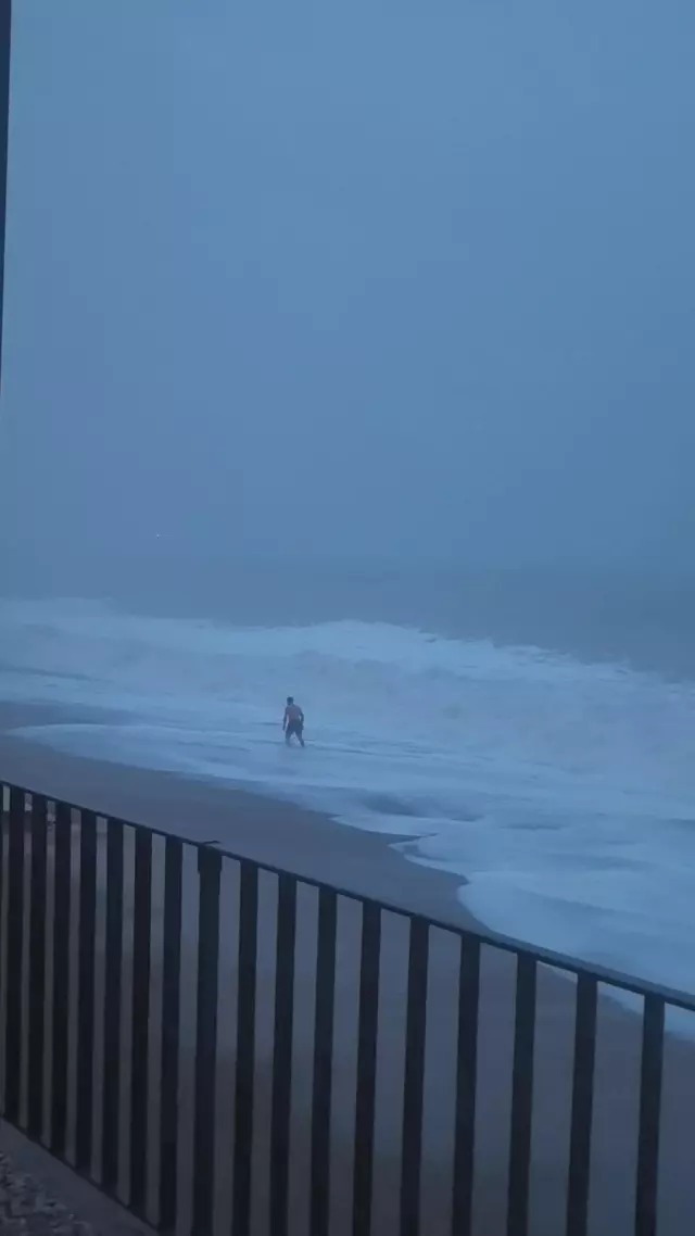 Sahilde şınav çekti, 2 metrelik dalgaları görünce koşarak kaçtı