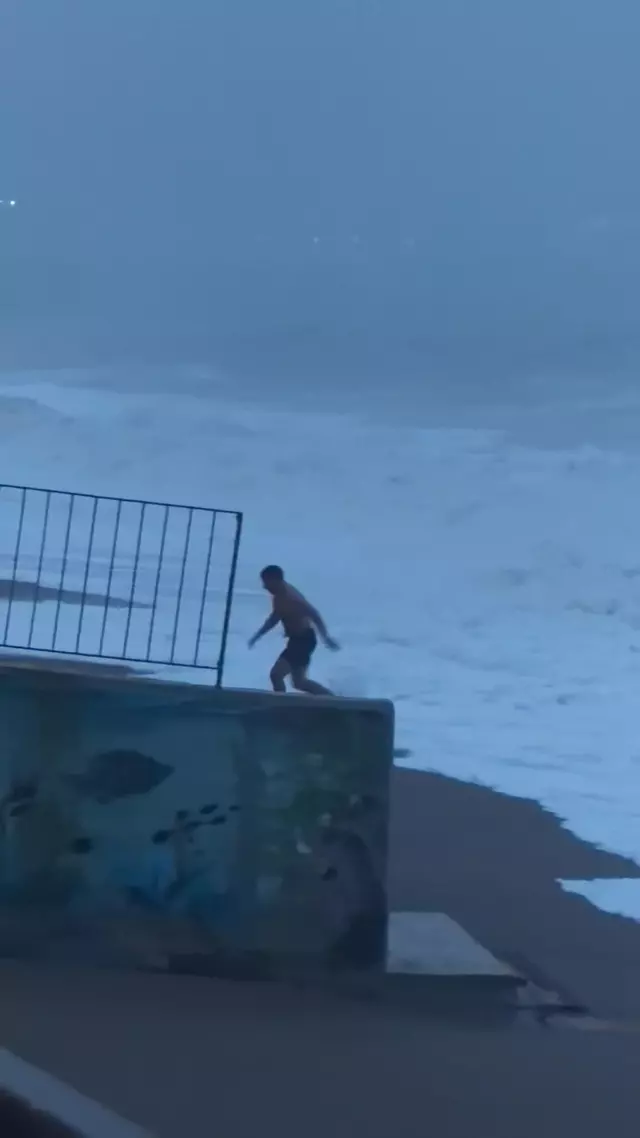 Sahilde şınav çekti, 2 metrelik dalgaları görünce koşarak kaçtı