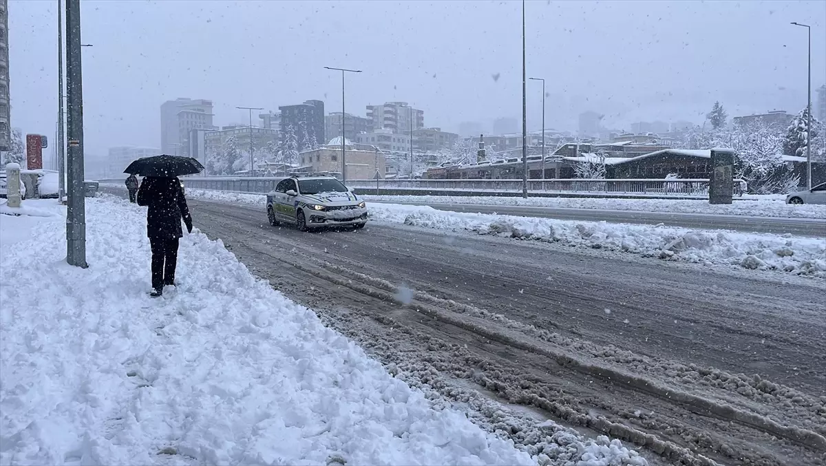 Şanlıurfa'da kar yağışı etkisini sürdürüyor