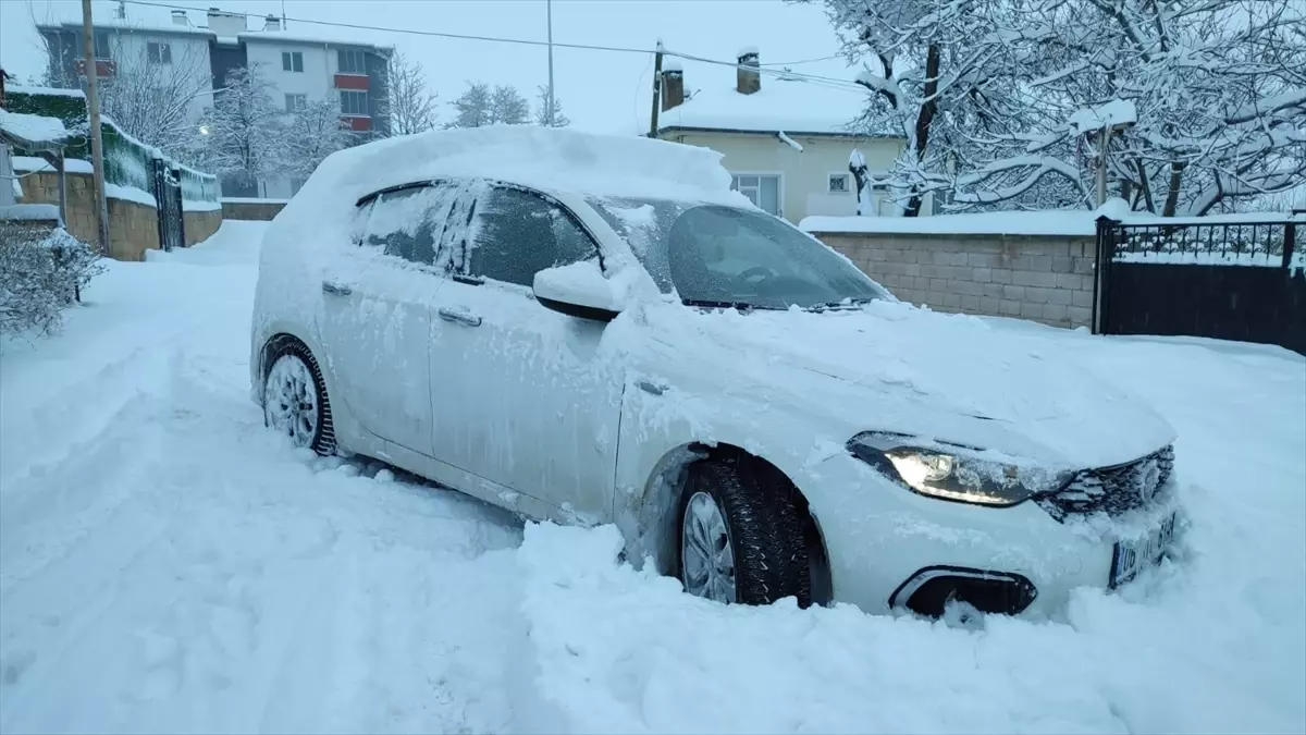 Sarıoğlan'da kar yağışı etkili oluyor