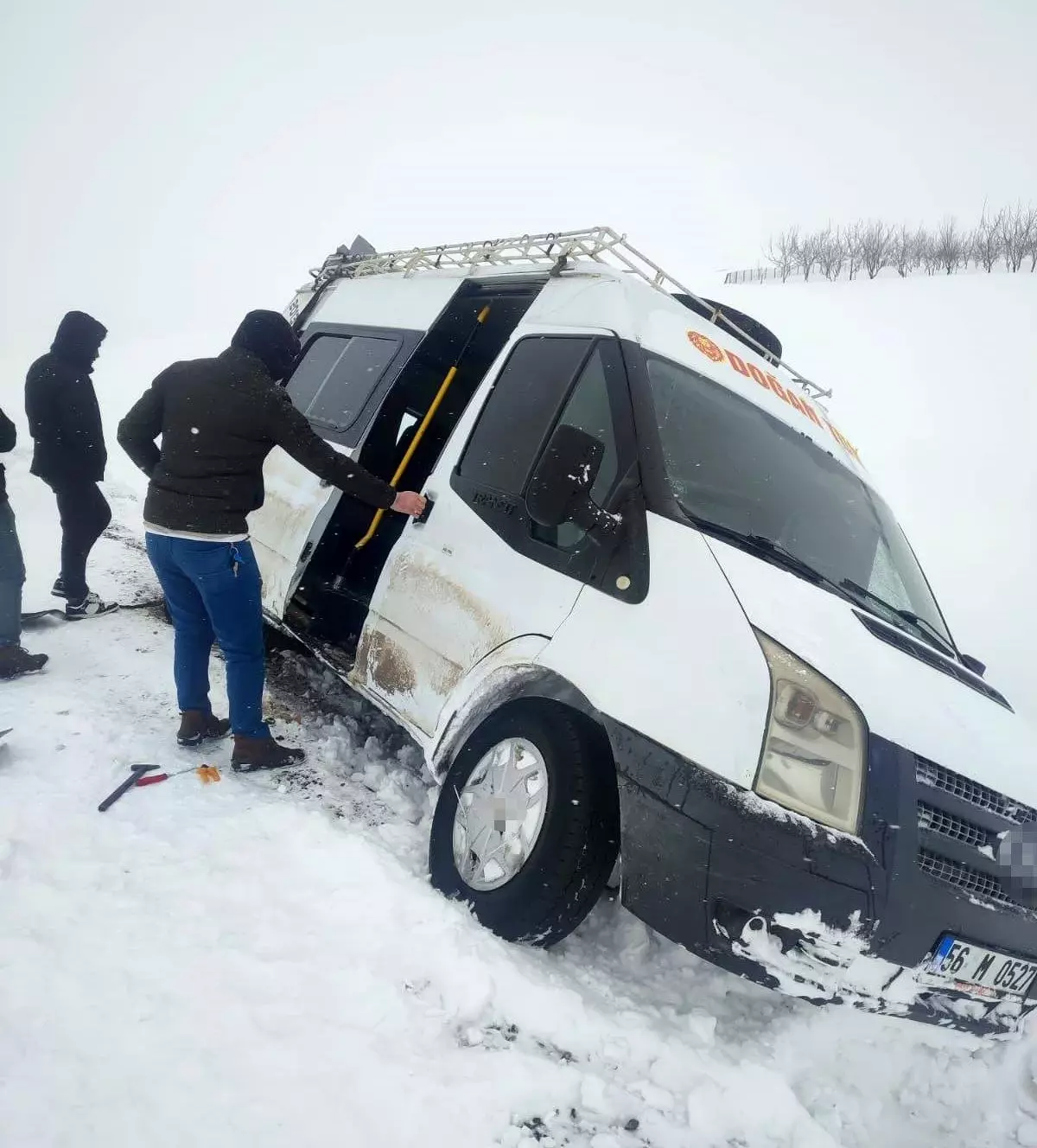 Siirt Özel İdare ekipleri hem yolları açıyor, hem de hastaları sağlık ekiplerine ulaştırıyor