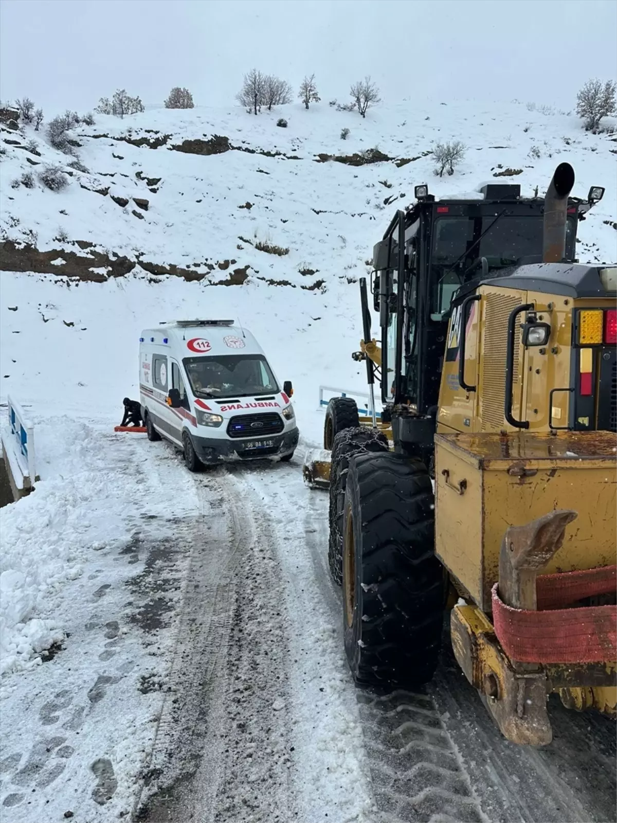 Siirt'te yolları kardan kapanan köylerde mahsur kalan hastalar hastanelere ulaştırıldı