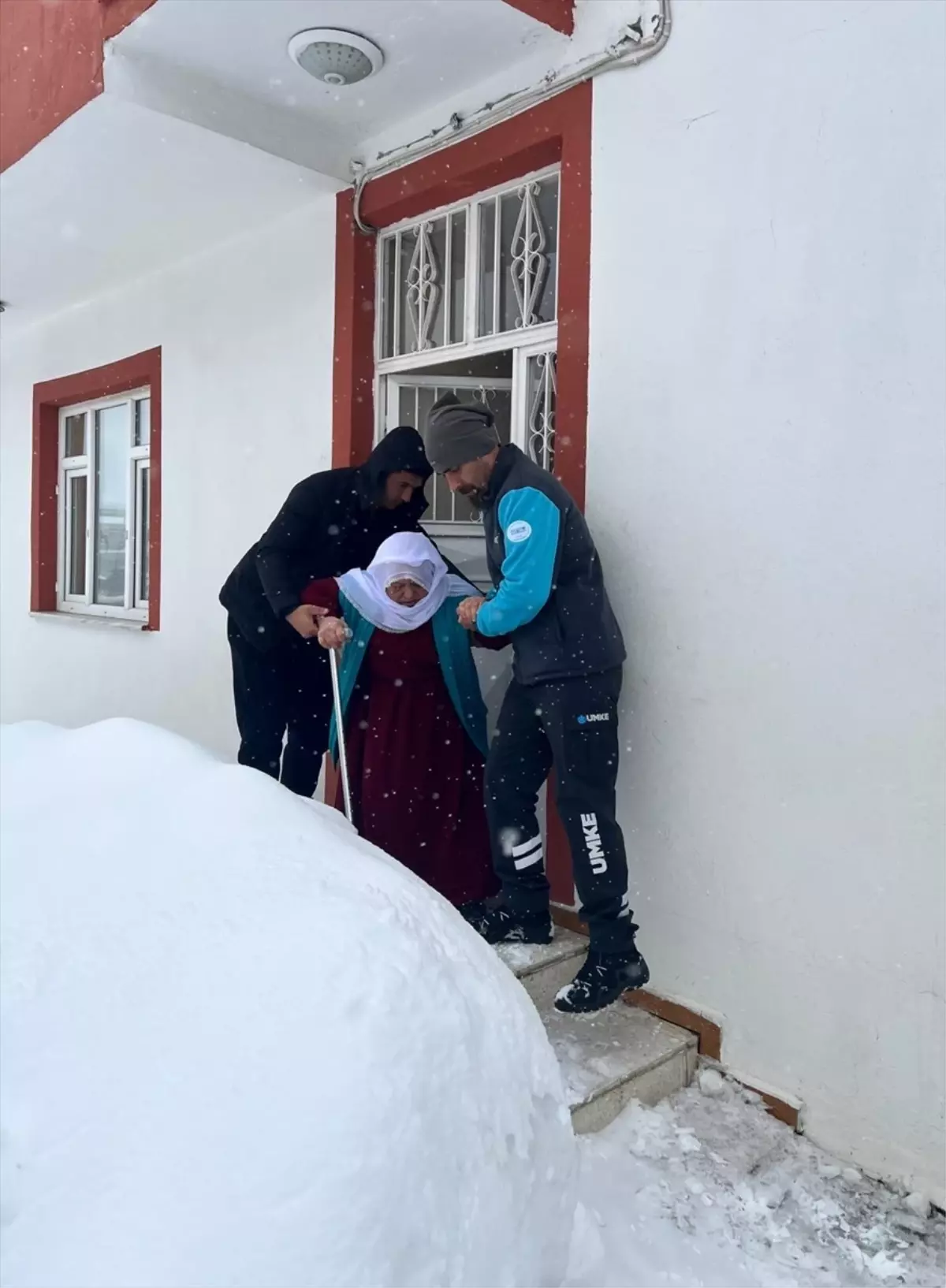 Siirt'te yolu kardan kapanan köydeki hastayı UMKE hastaneye ulaştırdı