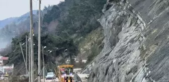 Sinop'ta kaya düşmesi nedeniyle kapanan yol, çalışmanın ardından ulaşıma açıldı