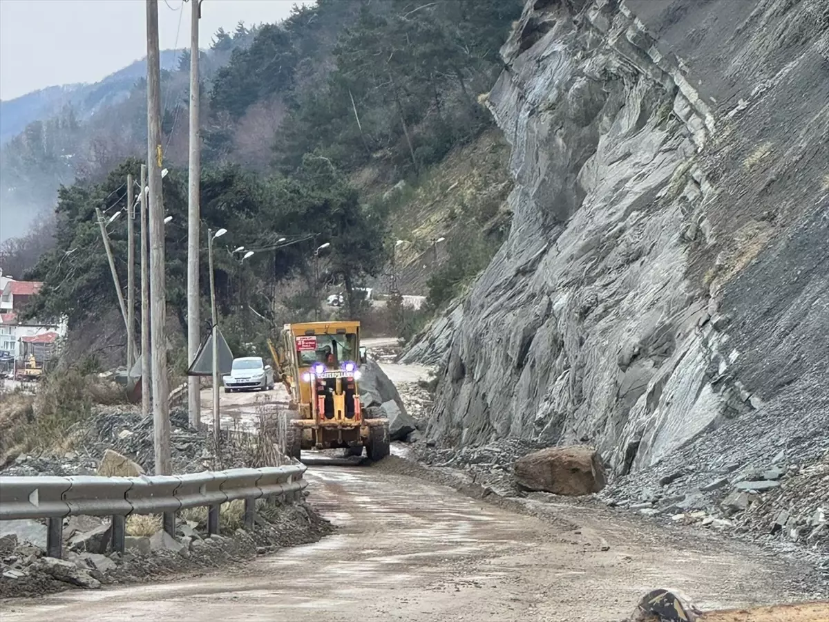 Sinop'ta kaya düşmesi nedeniyle kapanan yol, çalışmanın ardından ulaşıma açıldı