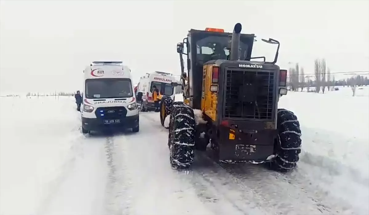 Sivas'ta kar nedeniyle mahsur kalan sağlık ekibi kurtarıldı