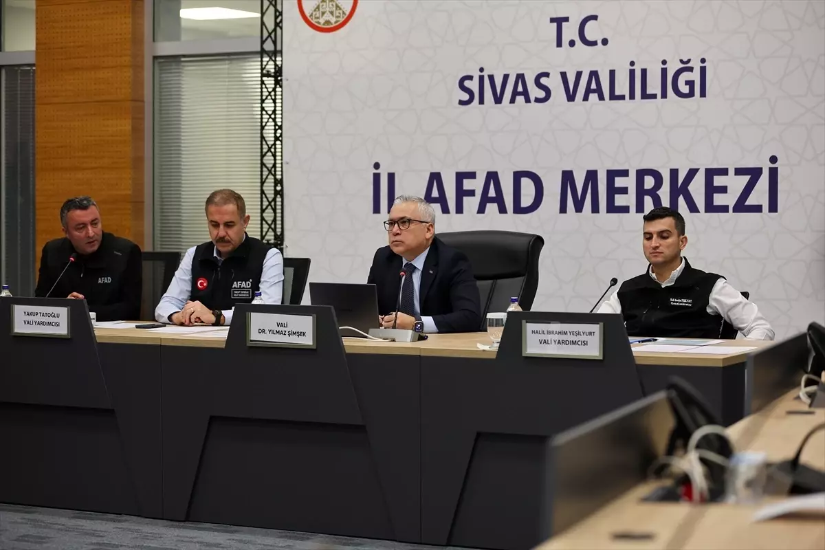 Sivas Valisi Şimşek, il genelindeki olumsuz hava koşullarına ilişkin açıklama yaptı