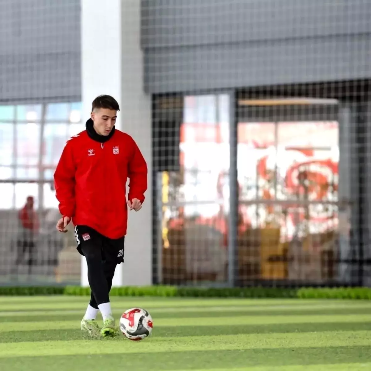 Sivasspor, yoğun kar sebebiyle kapalı sahada çalıştı