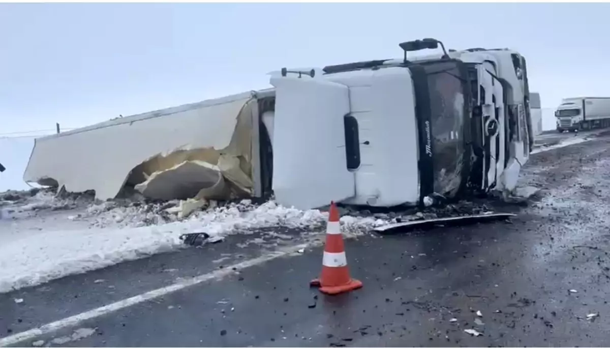 Siverek-Şanlıurfa kara yolunda tır devrildi: Ulaşım tek şeritten sağlanıyor