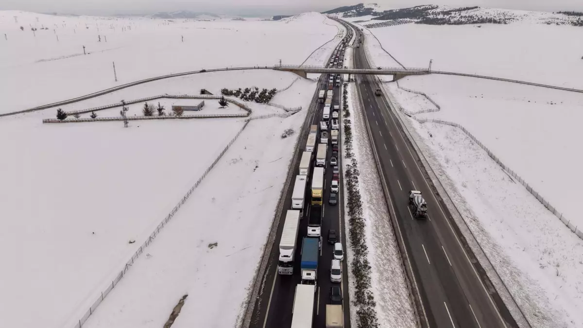 TAG otoyolunda kilometrelerce araç kuyruğu
