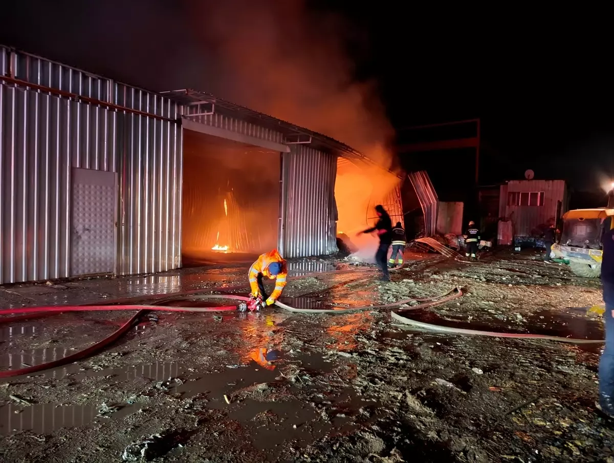 Tekirdağ'da geri dönüşüm tesisinde çıkan yangına müdahale ediliyor