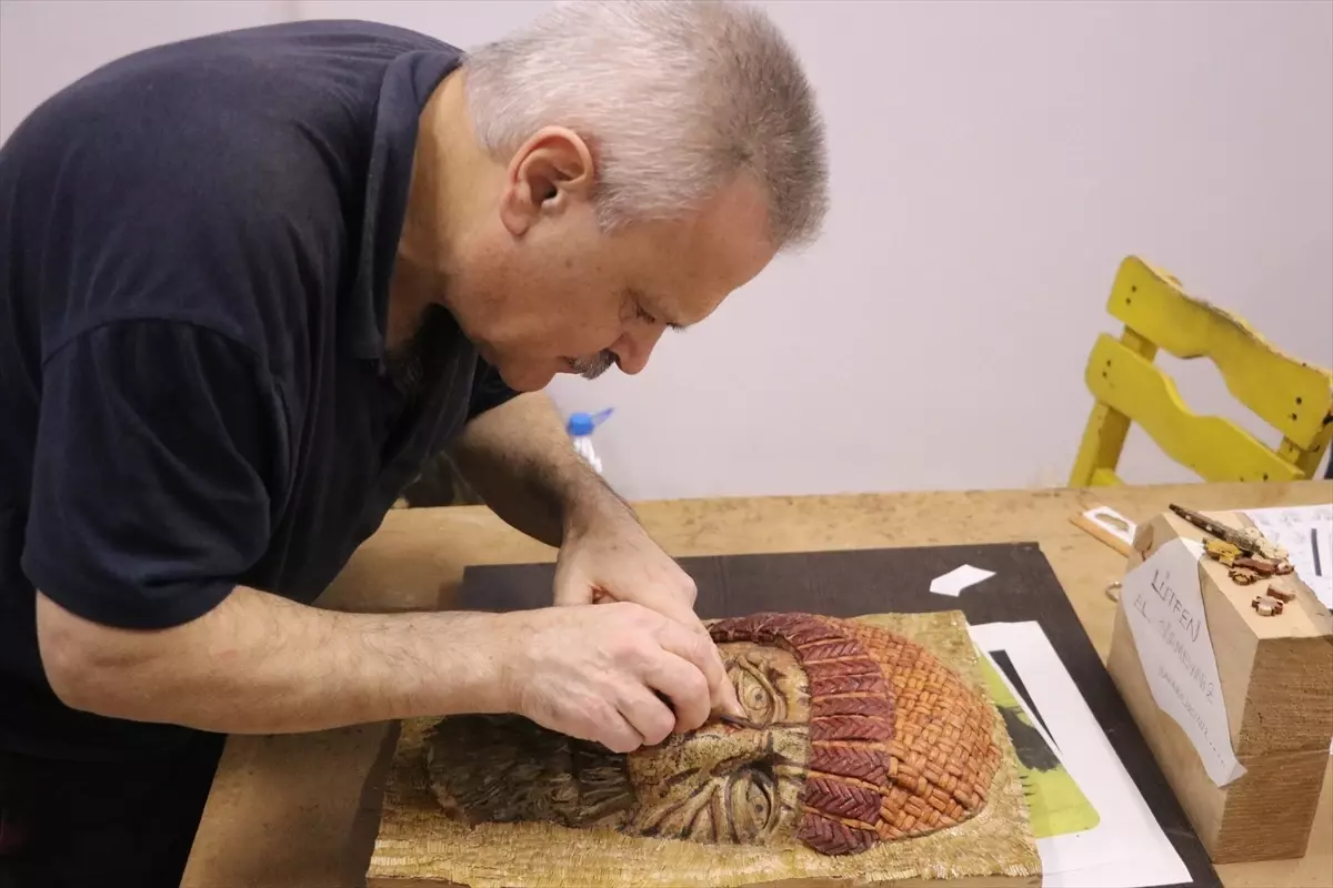 Tekirdağlı sanatçı balıkçıların zorlu yaşamını ahşaba yansıttı