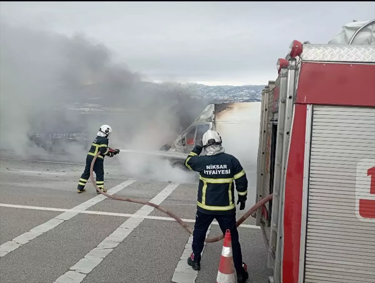 Tokat'ta seyir halindeki minibüs yangın sonucu kullanılamaz hale geldi
