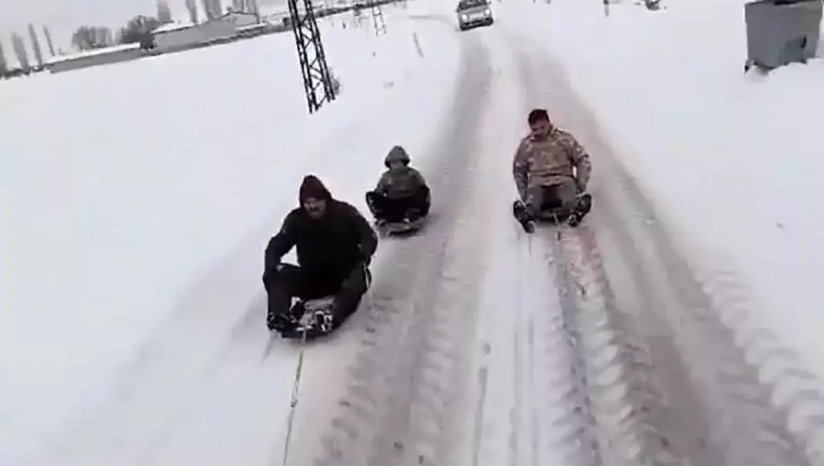 Traktör arkasında kayarak, o anları kayda aldılar