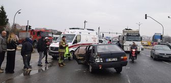 Turgutlu'da yolcu otobüsü ile çarpışan otomobildeki 2 kişi yaralandı