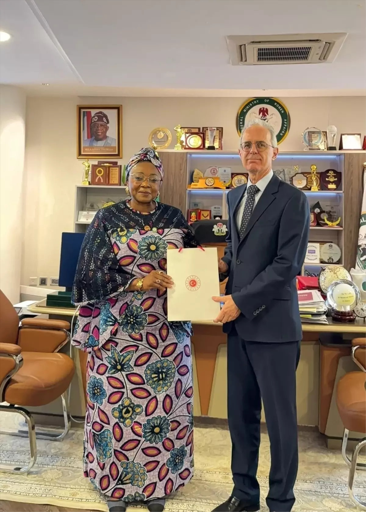 Türkiye'nin Abuja Büyükelçisi Poroy, Nijerya Kadın İşleri Bakanı Sulaiman-Ibrahim'i ziyaret etti