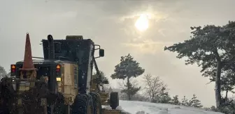 Uşak'ın yüksek kesimlerinde karla mücadele çalışmaları sürüyor