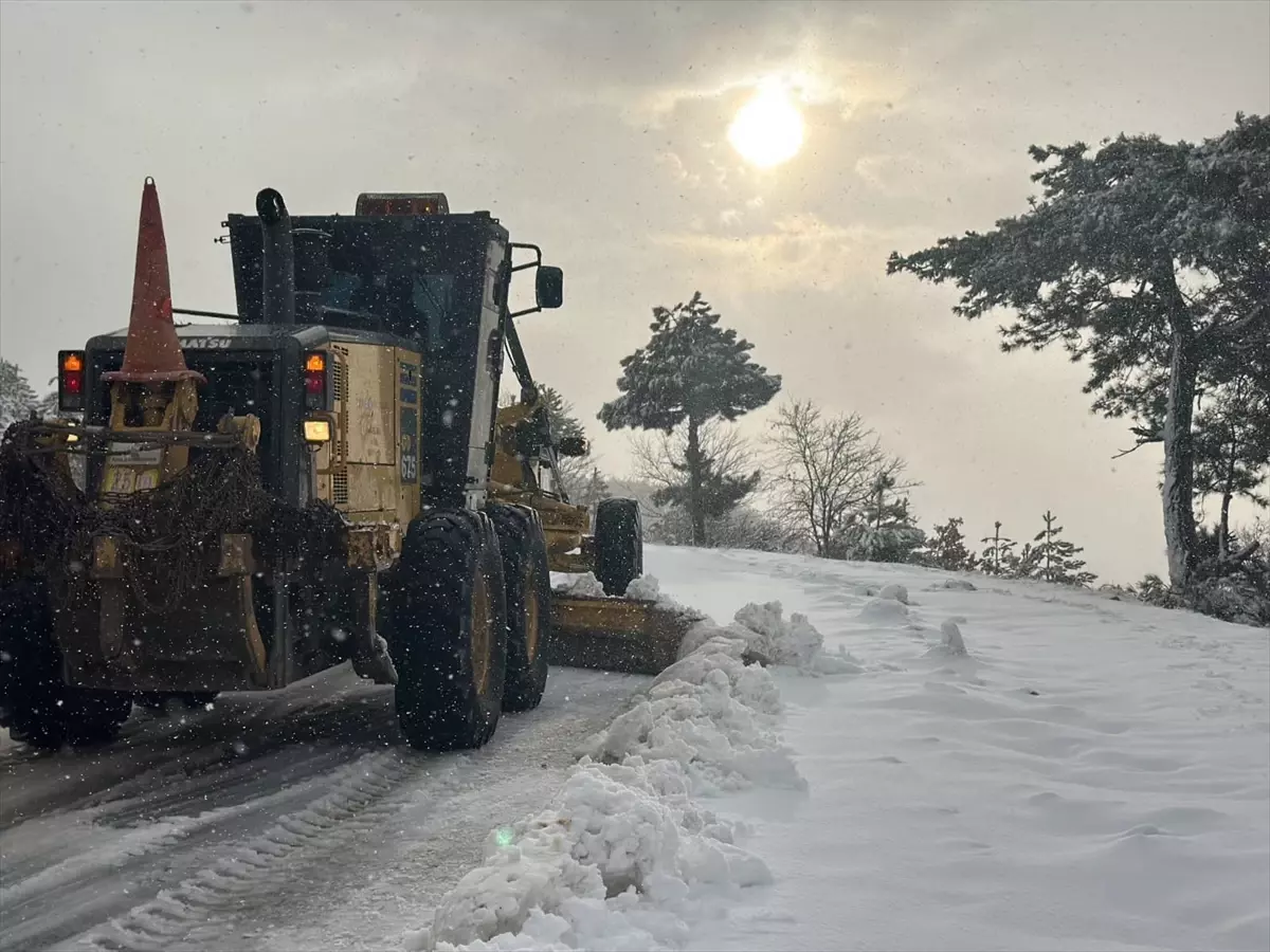 Uşak'ın yüksek kesimlerinde karla mücadele çalışmaları sürüyor
