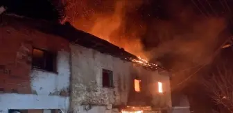 Uşak'ta iki katlı evde çıkan yangında karı koca dumandan etkilendi