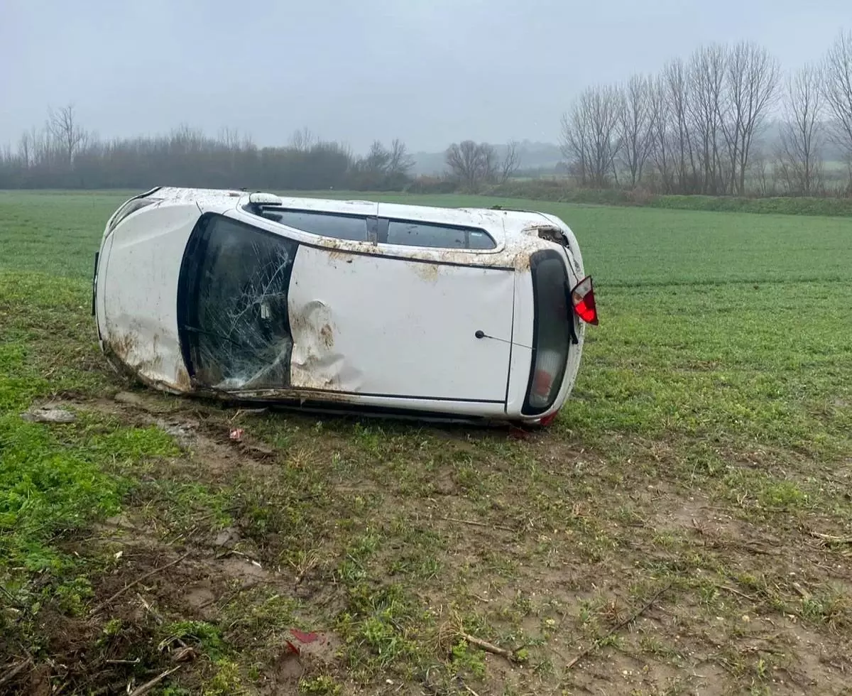 Yağışlı havada sürücüsünün kontrolünden çıkan otomobil tarlaya uçtu