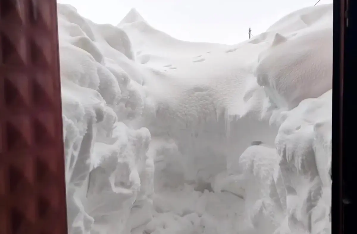 Yoğun kar ilçeyi esir aldı, hayvancılıkla uğraşanların zorlu mesaisi kameraya yansıdı