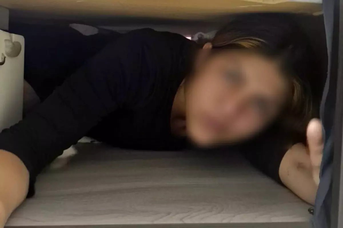 107 suç kaydı olan kadın hırsız, polis baskınında baza altında yakalandı