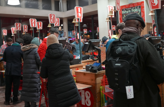 ABD'de 'felç edici bir buz fırtınası' alarmı! Eyaletlerde OHAL ilan edildi, market rafları boşaldı ABD'de 'felç edici bir buz fırtınası' alarmı! Eyaletlerde OHAL ilan edildi, market rafları boşaldı