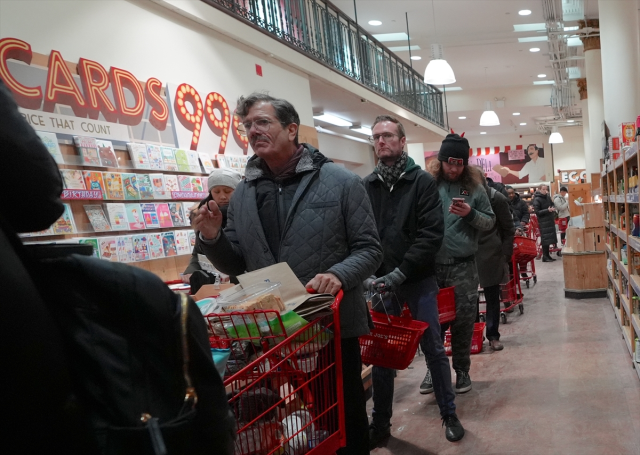 ABD'de 'felç edici bir buz fırtınası' alarmı! Eyaletlerde OHAL ilan edildi, market rafları boşaldı ABD'de 'felç edici bir buz fırtınası' alarmı! Eyaletlerde OHAL ilan edildi, market rafları boşaldı