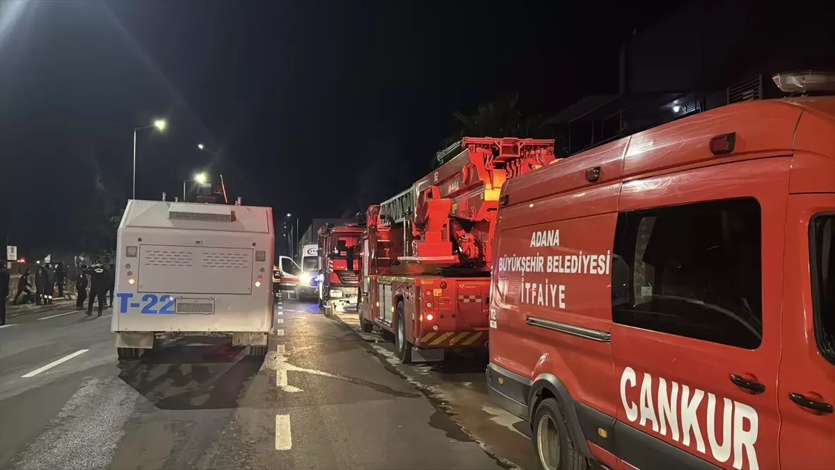 Adana'da ahşap parke ve panel fabrikasında çıkan yangın kontrol altına alındı