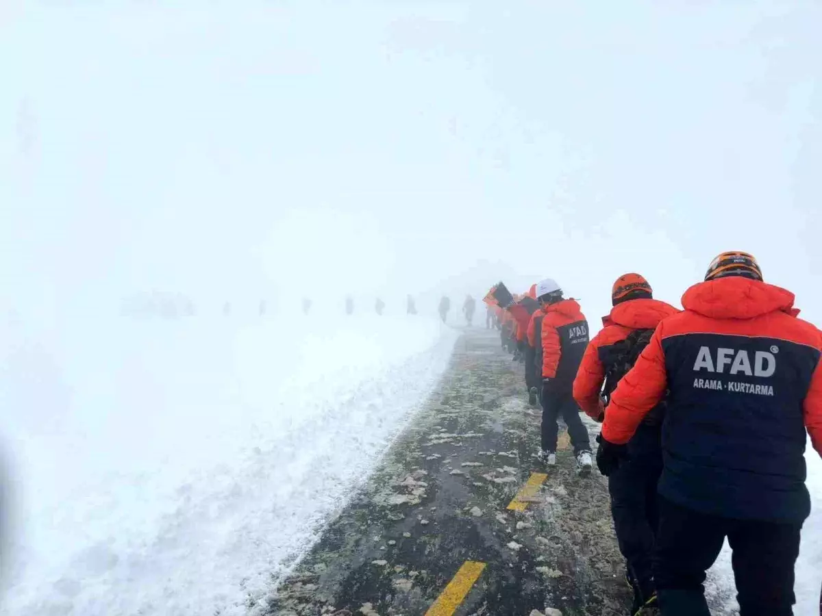 Afetlerin kahramanları, çığ tatbikatı yaptı