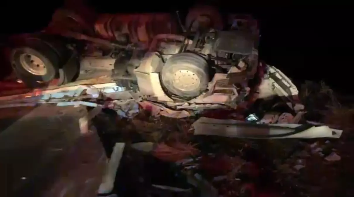 Aksaray'da devrilen tırın sürücüsü hayatını kaybetti