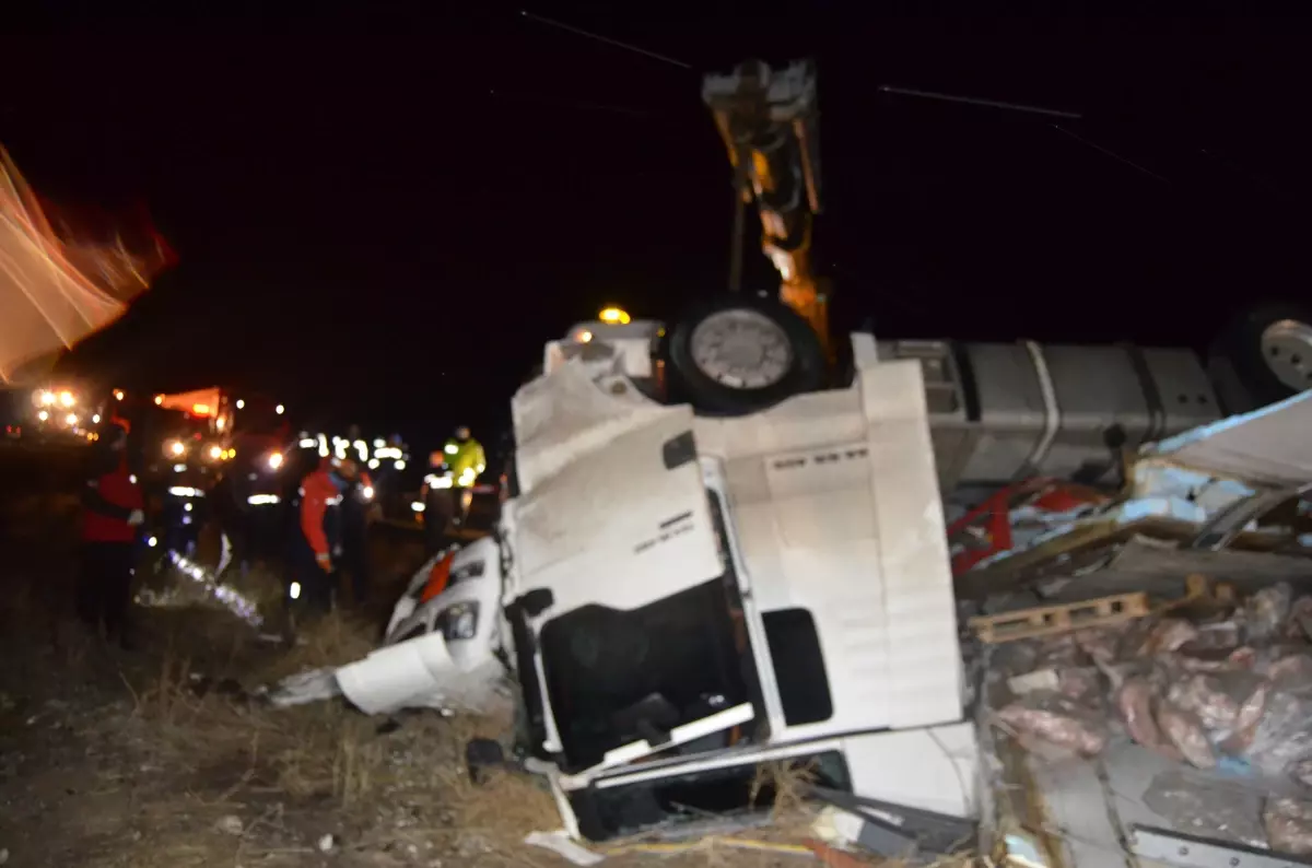 Aksaray'da et taşıyan TIR, bariyere çarpıp devrildi; 1 ölü