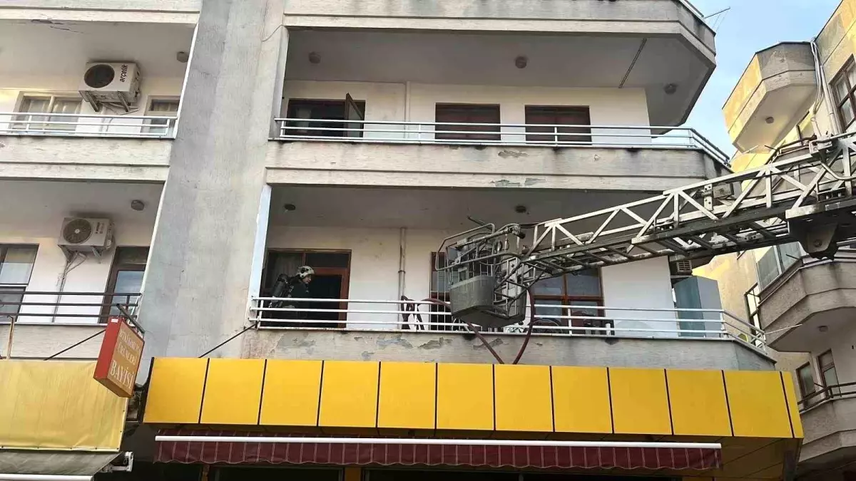 Alanya'da 3 katlı binada yangın paniği
