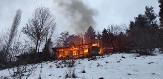 Artvin'de çıkan yangında ahşap ev kullanılamaz hale geldi