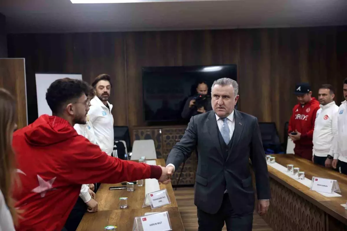 Bakan Bak 2026 Kış Olimpiyatları'na katılacak milli sporcuları kabul etti