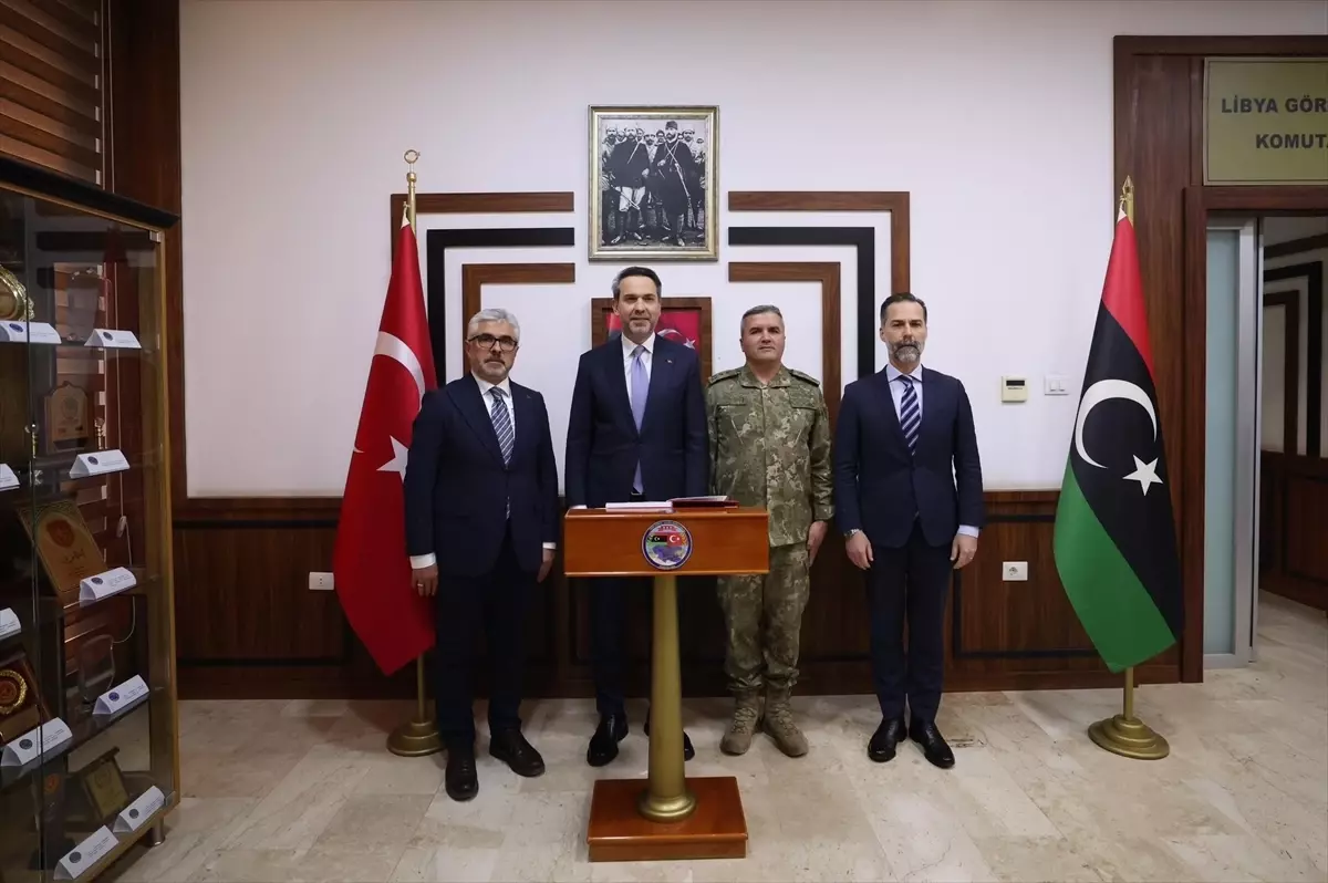 Bakan Bayraktar, Trablus'ta Libya Görev Grubu Komutanlığını ziyaret etti