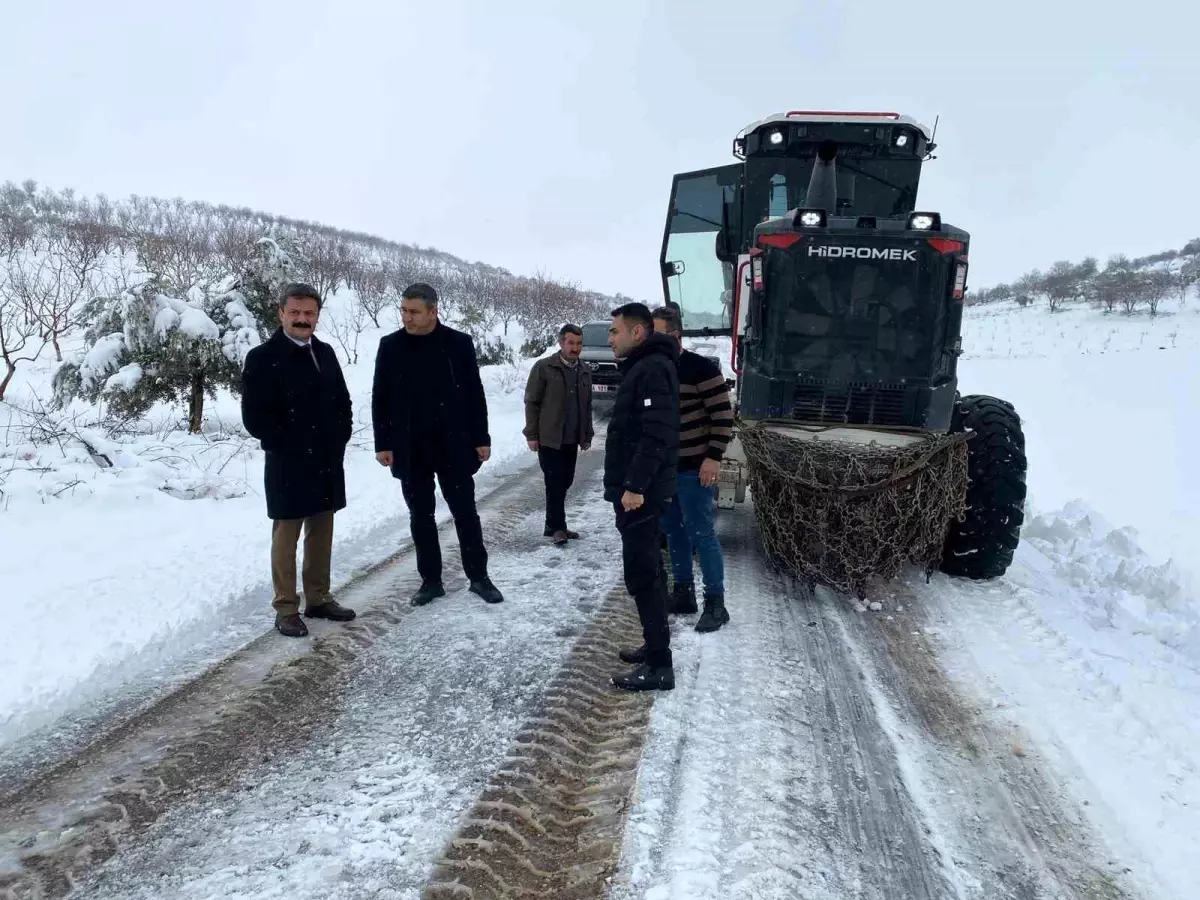 Besni'de kapanan köy yolları açılıyor