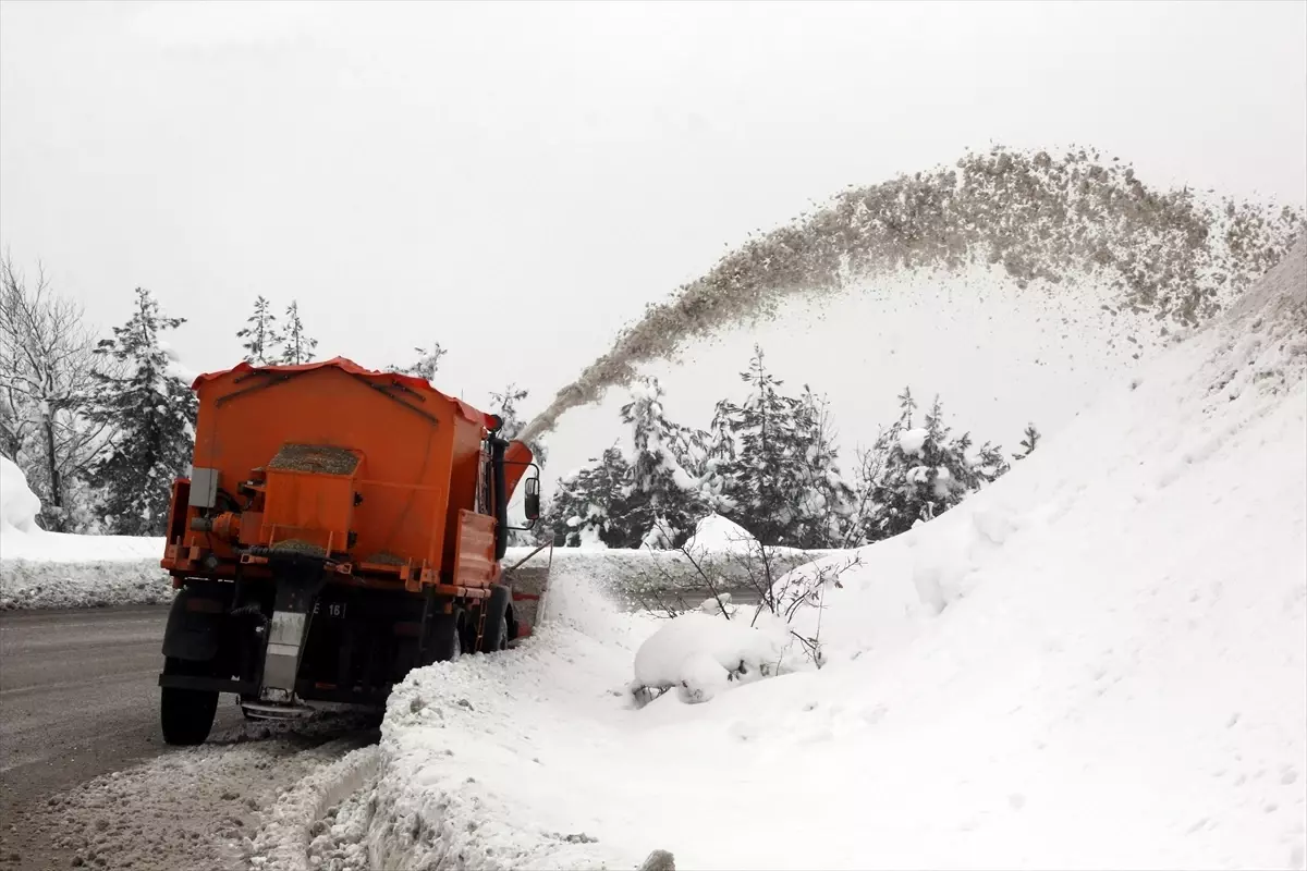 Beypazarı'nda karla mücadele devam ediyor