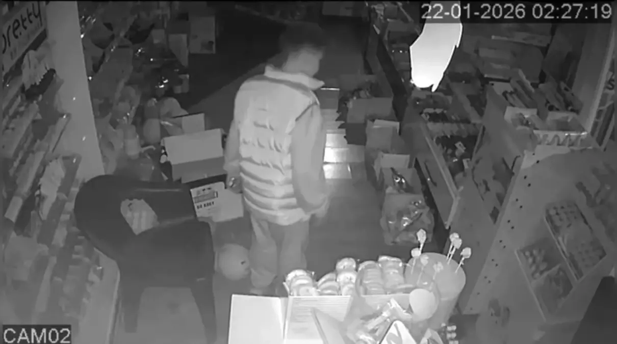 Büfeye giren çocuk top aldı şişirdi, büfe sahibi şikayetçi olmadı