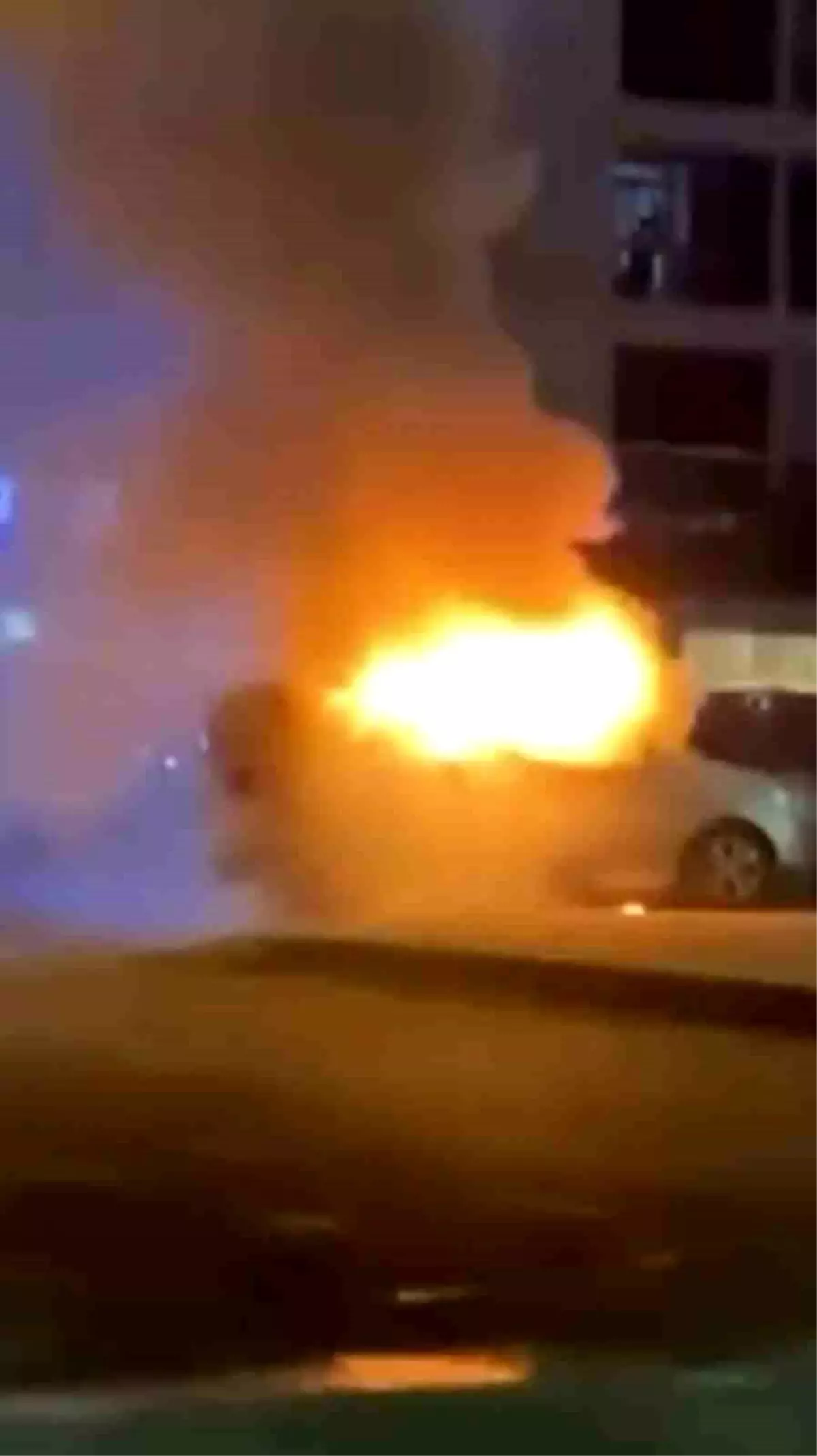 Bursa'da araç alev aldı, esnaf yangın tüpleriyle koştu