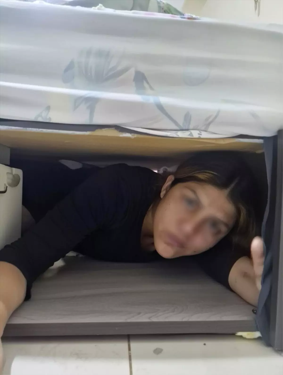 Bursa'da hırsızlık yaptığı iddia edilen zanlı İstanbul'da bazanın altında yakalandı