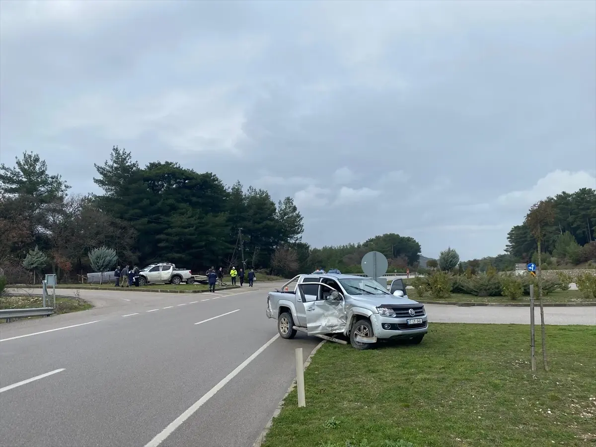 Çanakkale'de iki pikabın çarpıştığı kazada 2 kişi yaralı