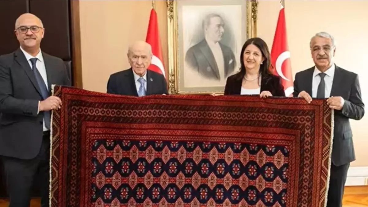 DEM heyeti, Öcalan'ın Bahçeli'ye hediye olarak gönderdiği kilimi vermiş