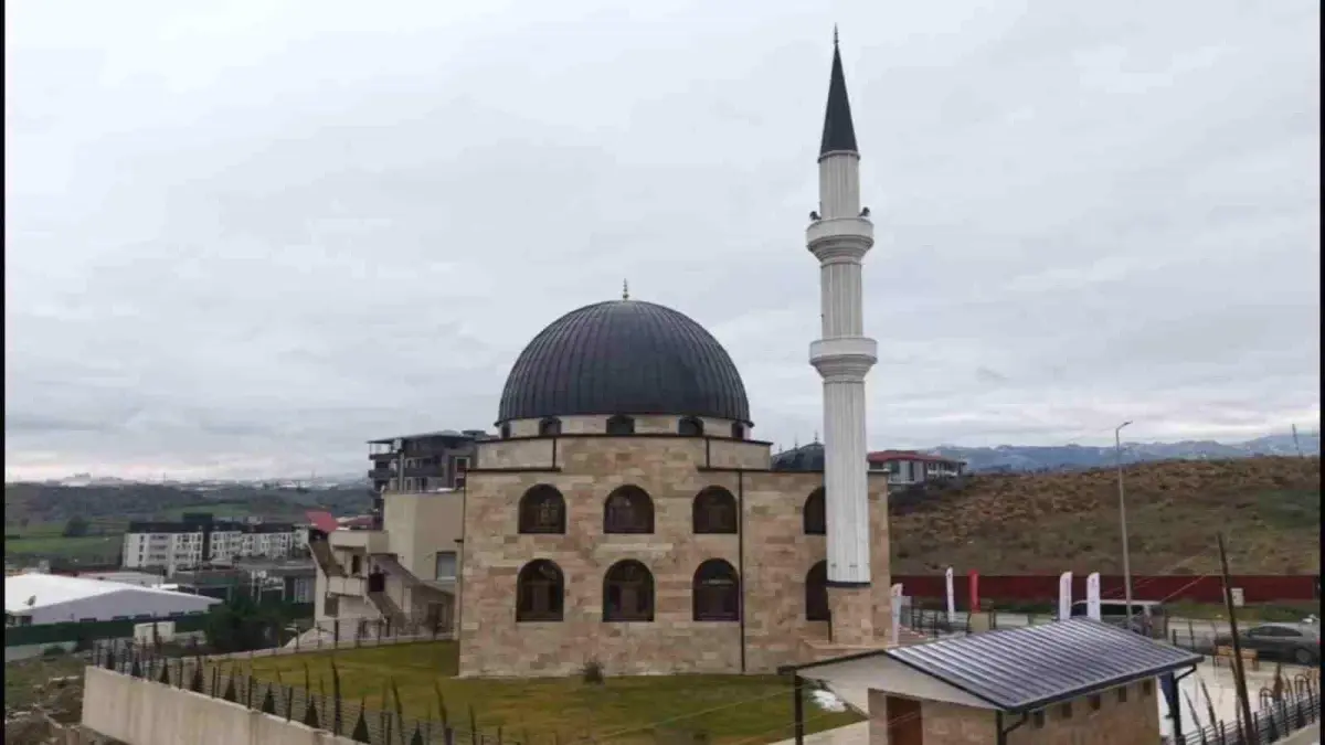 Deprem sonrası inşa edilen 118. cami olan 'Gazze Şehitleri Camii' ibadete açıldı