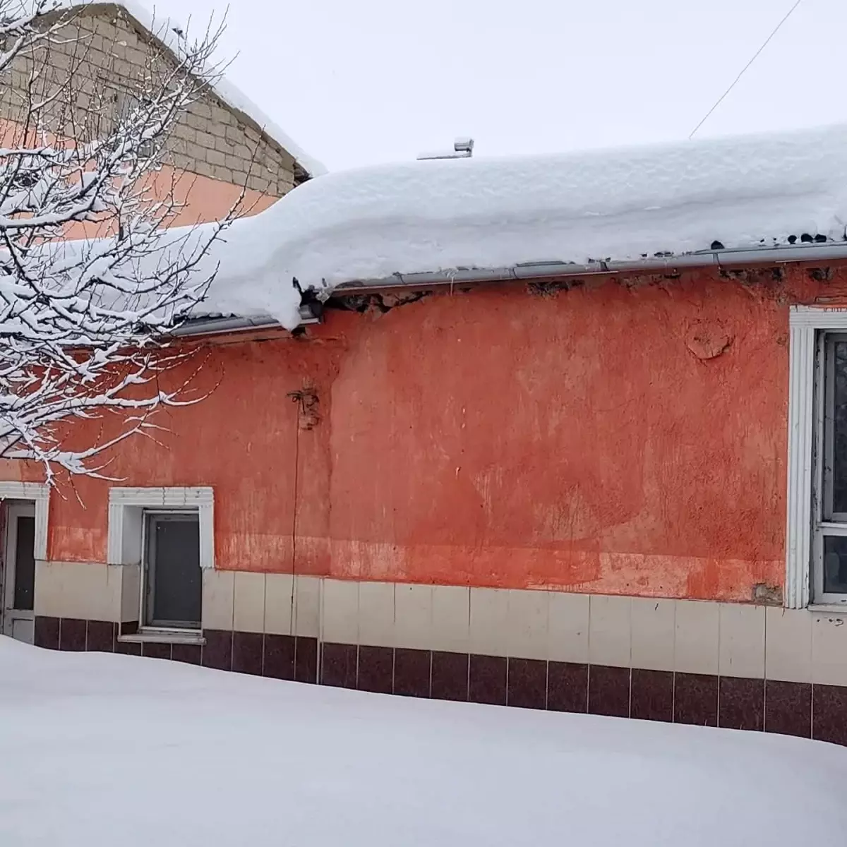 Develi ve Tomarza'da kar kalınlığı 50 santimi geçti, ahır çöktü