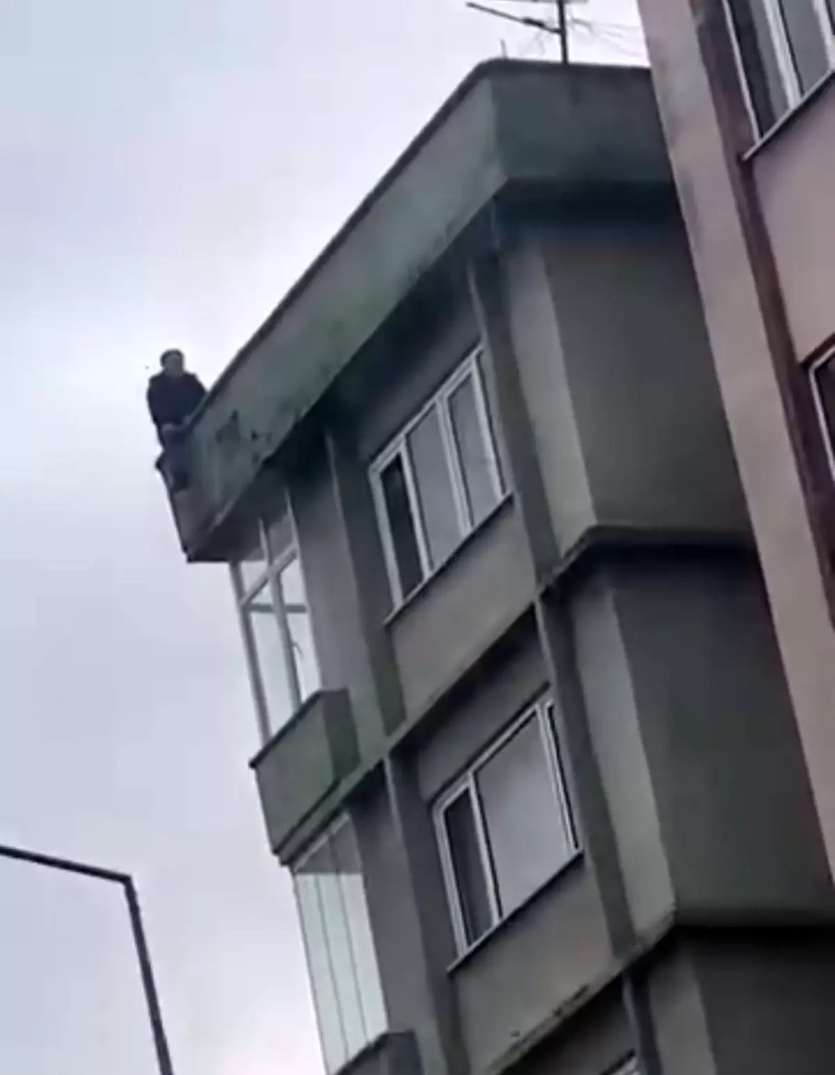 Eşiyle kavga edince barışmak için intihara kalkıştı