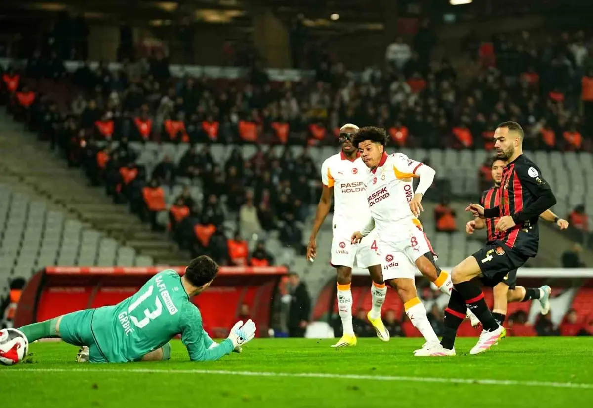 Gabriel Sara, Galatasaray'ın lig tarihinde en hızlı 4. golünü attı